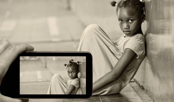 Mano Femenina Con Smartphone Tomando Una Foto Una Chica Triste —  Fotos de Stock