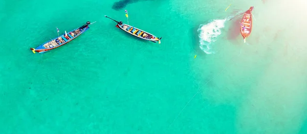 Flygfoto Över Lång Svans Båtar Längs Tropisk Strand Thailand — Stockfoto