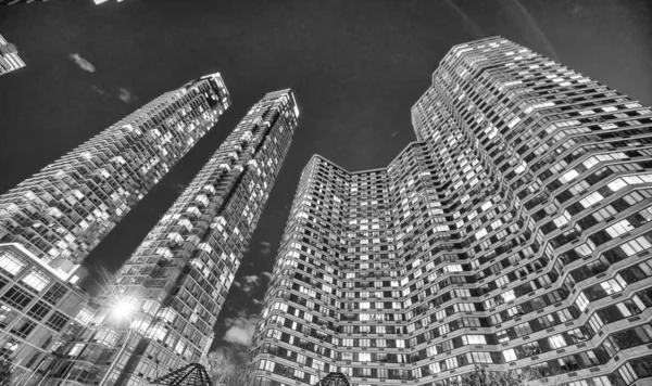 Gece Yarısı New York City Gökdelenleri — Stok fotoğraf