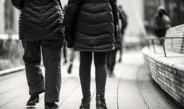 Manhattan 'da High Line boyunca yürüyen bir çift insan.