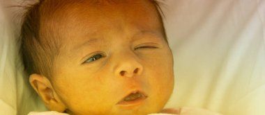 Yatakta, döşeme güzel yeni doğan bebek yaşamının ilk gün.