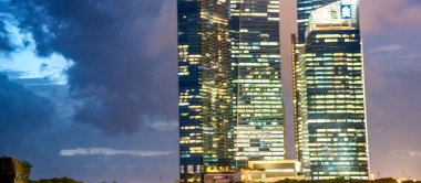 ŞARKI - 3 HAZİRAN 2020: Günbatımında Singapur silueti.