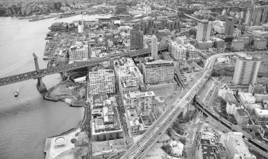 Brooklyn ve Manhattan Köprüleri helikopterden New York 'a bakıyor. New York, ABD yüksek görüş açısına sahip bir şehir silueti.