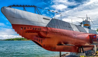 Helsinki, Finlandiya - 4 Temmuz 2017: Denizaltı Müzesi Vesikko Helsinki yakınındaki Suomenlinna kale içinde. Bir büyük şehir cazibe olduğunu.