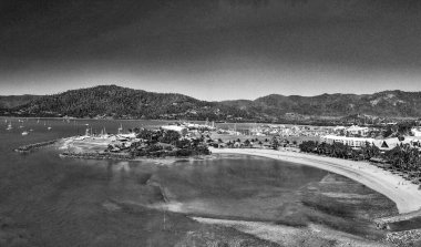 Avustralya 'da güneşli bir günde Airlie Beach' in panoramik hava manzarası.
