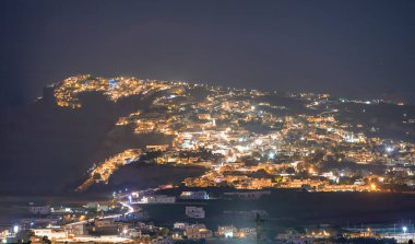 Geceleri Santorini Adası sahilinin havadan görünümü.