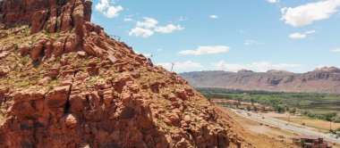 Moab bölgesindeki Colorado Nehri 'nin havadan görüntüsü, Arches Ulusal Parkı' na yakın..