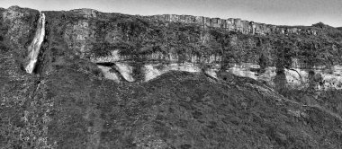 Seljaland Şelalesi, nam-ı diğer Seljalandsfoss, güneşli bir yaz gününde panoramik hava manzarası, gün batımında İzlanda