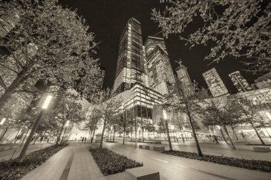 NEW YORK CITY - 4 Aralık 2018: Gece Dünya Ticaret Merkezi kompleksi, dış görünüş. 11 Eylül saldırılarında yıkılan ilk yedi binanın yerini alıyor.