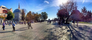 Istanbul - Ekim 2014: Sultanahmet turist. Istanbul her yıl 10 milyon kişi çekiyor.