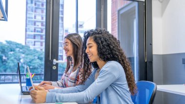 Modern bir ofiste birlikte çalışan genç iş arkadaşları. İş konsepti