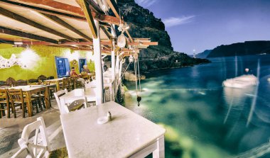 Oia, Santorini. Yunan şehir manzarası yaz günbatımında.