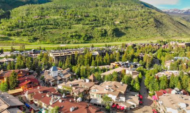Vail, Colorado. Alpin kasabasının ve dağların yaz mevsiminde havadan görünüşü, ABD