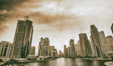 Güzel günbatımı manzarası, Dubai Marina, Birleşik Arap Emirlikleri.