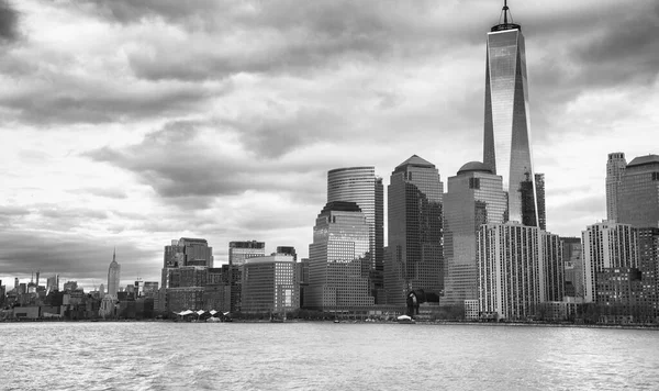 Gün Batımında Hareket Halindeki Bir Feribottan New York — Stok fotoğraf