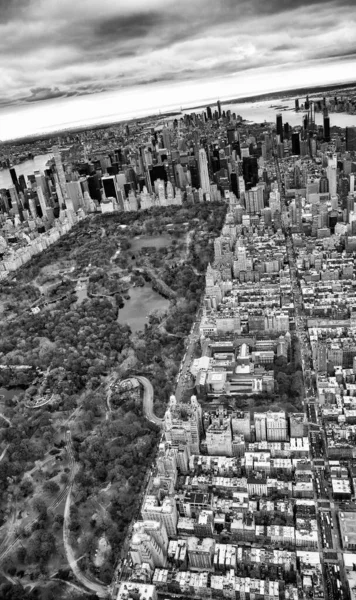ニューヨーク市のヘリコプターからマンハッタンとセントラルパークの空中ビュー ミッドタウンの高層ビル ニューヨーク市 — ストック写真