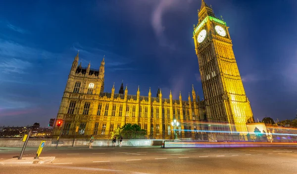 Geceleri Londra Westminster Bridge Araba Işık Ile Rotaları — Stok fotoğraf