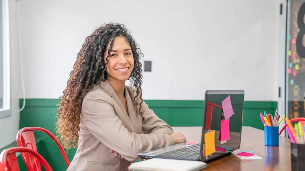 Mujer Joven Feliz Usando Portátil Oficina Concepto Empresarial — Foto de Stock