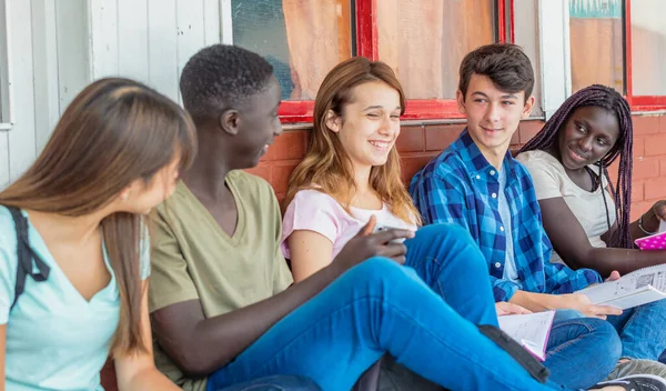 Grupa Nastolatków Mieszanej Rasy Szkole Notebookami Uśmiechając Się Żarty — Zdjęcie stockowe