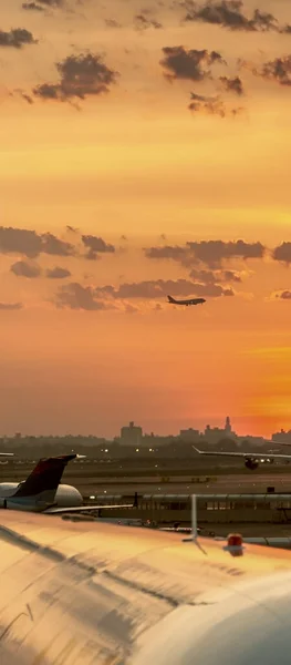 飞机乘客飞机准备起飞从跑道对美丽的昏暗天空 使用空中运输 旅行和旅游行业的业务 — 图库照片