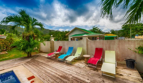 Kleurrijke Strandstoelen Rand Van Zwembad — Stockfoto