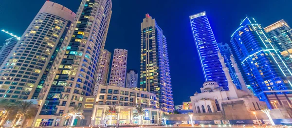 阿联酋 2015 迪拜码头夜天际线 这个城市每年吸引了 1300 万人网络分布 — 图库照片