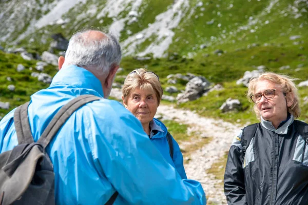 Elderly People Relaxing End Mountain Hike Talking Alpin Trail — Stock Photo, Image