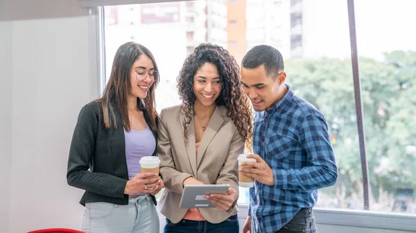 Groupe Cadres Multiethniques Discutant Lors Une Réunion Homme Affaires Femme — Photo