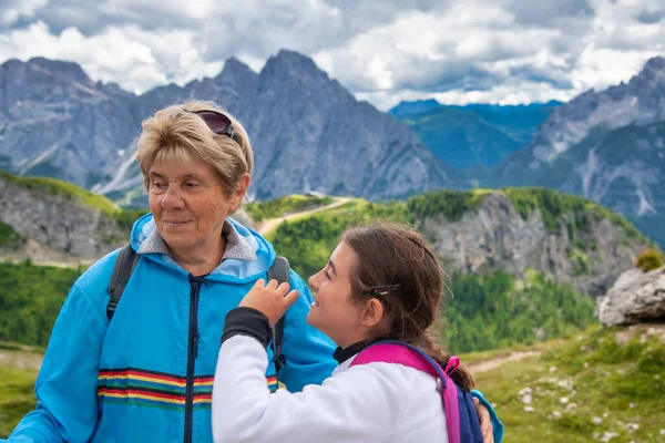 Yaşlı Bir Kadın Torunuyla Dağ Yolunda — Stok fotoğraf