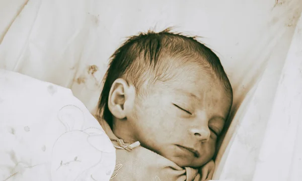 Niña Recién Nacida Cuna Los Primeros Días Vida Concepto Vida —  Fotos de Stock