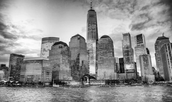 Downtown New York City Bij Zonsondergang Vanaf Een Bewegende Veerboot — Stockfoto