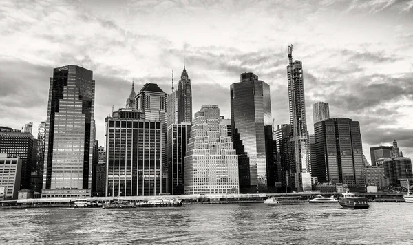 从一艘移动的渡船日落时在纽约市中心 — 图库照片