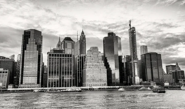 Gün Batımında Hareket Halindeki Bir Feribottan New York — Stok fotoğraf