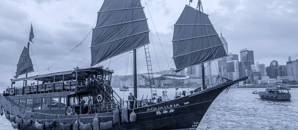 2014年4月14日 香港港著名的水上露娜船 它由水上餐厅集团所有 于2006年推出 — 图库照片