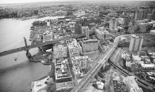 布鲁克林和曼哈顿大桥从纽约市的直升机上俯瞰空中风景 城市天际线从一个很高的有利位置 — 图库照片