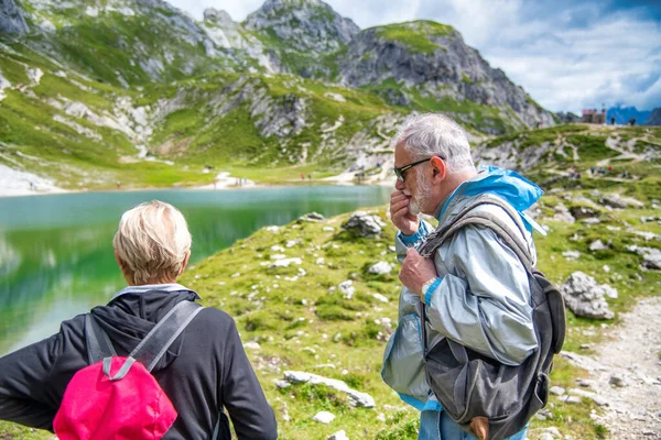 Ouderen Gepensioneerd Echtpaar Ontspannen Het Midden Van Een Bergtocht — Stockfoto