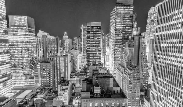 曼哈顿摩天大楼的黑白视图 美国纽约城 — 图库照片