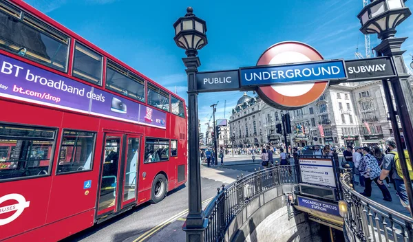 Londra Giugno 2015 Red Double Decker Bus Lungo Strade Della — Foto Stock