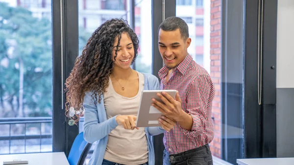 Jeunes Collègues Travaillent Ensemble Dans Bureau Moderne Concept Entreprise — Photo