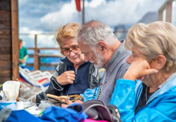 Starší Lidé Relaxují Venku Stolu Útulku Dlouhé Horské Stezce — Stock fotografie