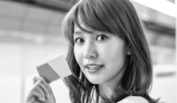 Aziatisch Meisje Met Haar Reiskaart Binnen — Stockfoto