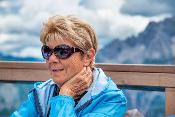 Elderly Woman Mountain Shelter Talking Someone — Stock Photo, Image