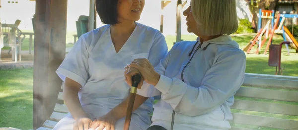 Médico Asiático Hablando Con Anciana Jubilada Con Bastón Ambos Sentados — Foto de Stock