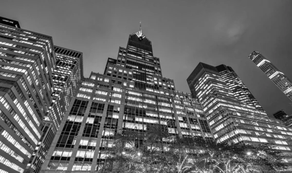 Külső Kilátás Modern Belvárosi Felhőkarcolók Utcáról Éjszaka New York City — Stock Fotó