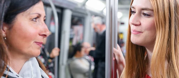 Casal Amigas Felizes Falando Trem Metrô — Fotografia de Stock