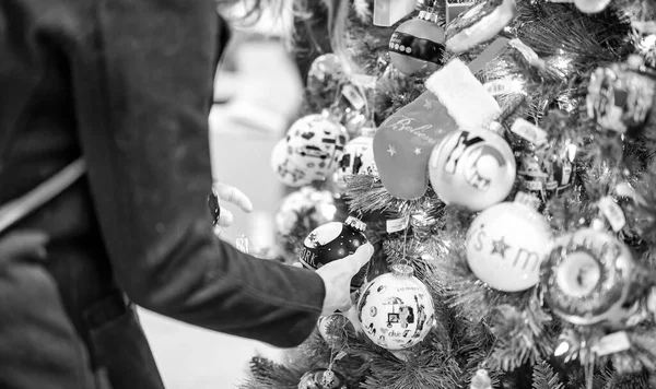 Vrouw Handen Aanraken Kerstboom Ballen — Stockfoto