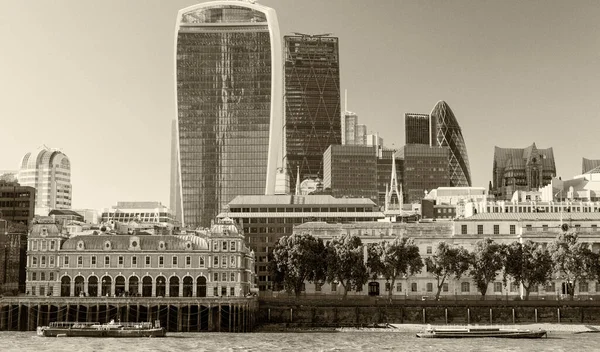 ロンドン市 美しい夏の日のスカイライン — ストック写真