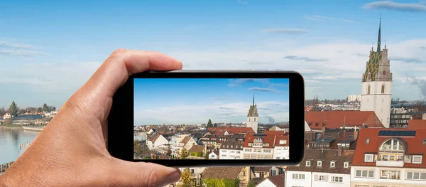 Man Hand Med Smartphone Tar Bild Friedrichshafen Turismbegreppet — Stockfoto