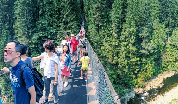 Vancouver Canada Agosto 2017 Turistas Capilano Suspension Bridge Uma Grande — Fotografia de Stock