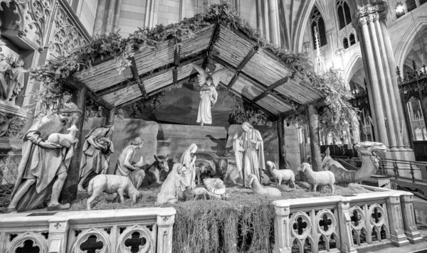 Kerststal Een Kerk Nachts — Stockfoto